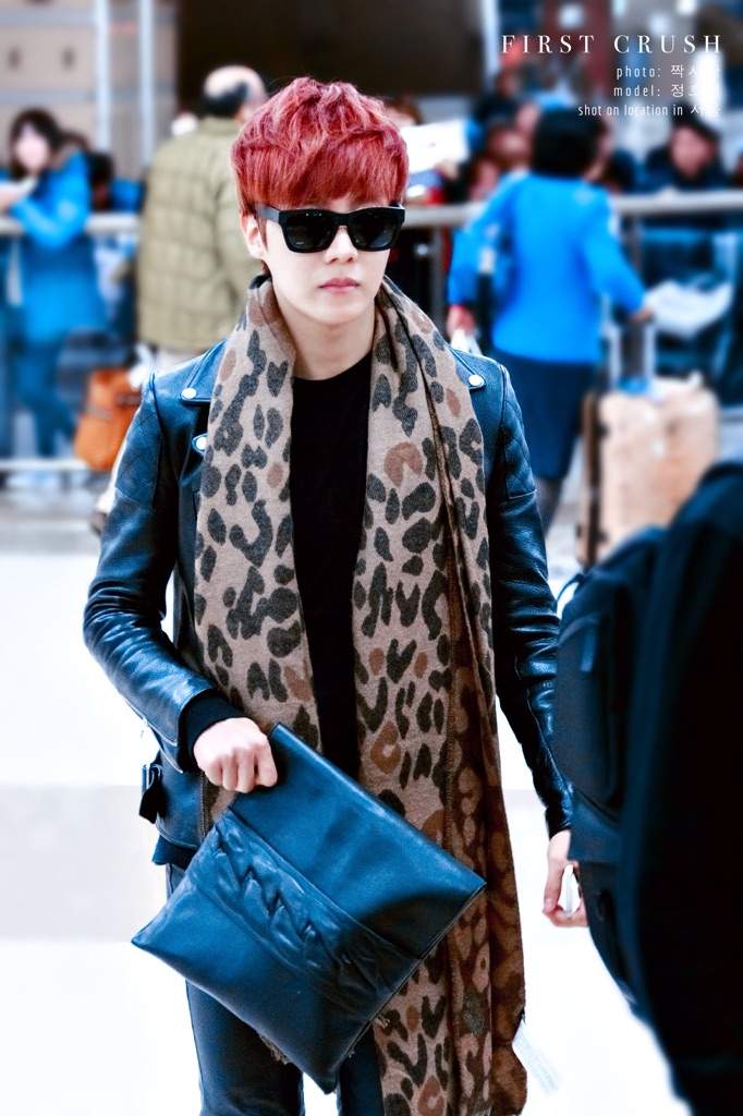 clutch bag, korean men fashion styles tolugabriel_com
male k-pop idol
