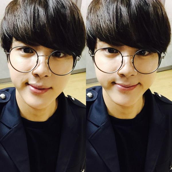round glasses, korean men fashion styles tolugabriel_com
male k-pop idol